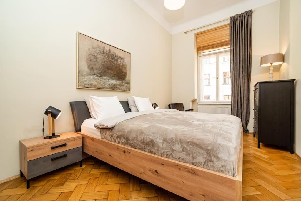 Large And Modern Apartment In The Heart Of Прага Екстер'єр фото