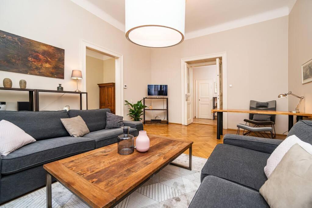 Large And Modern Apartment In The Heart Of Прага Екстер'єр фото