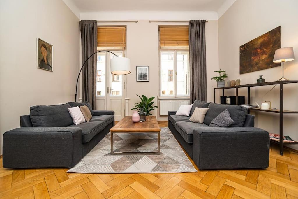 Large And Modern Apartment In The Heart Of Прага Екстер'єр фото